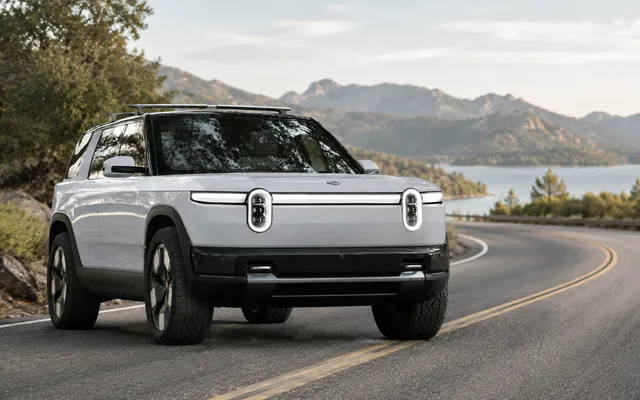 Rivian R2 вышел на рынок: что предлагает новый электрический SUV