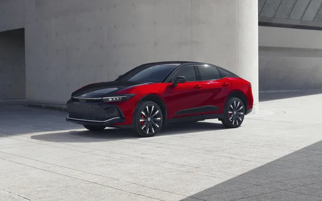 Разбираем обновление Toyota Crown 2027: чем отличается гибрид THS 5, почему расход вырос на 1 mpg, как изменились комплектации и цены.