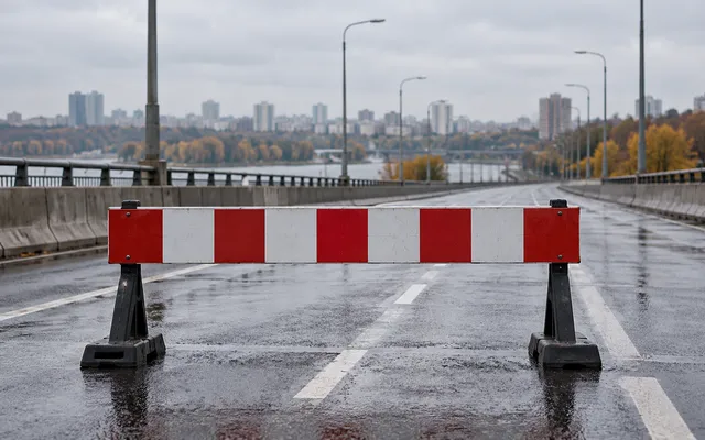 Київ 22 жовтня: Південний міст перекритий, автобуси їдуть Дарницьким