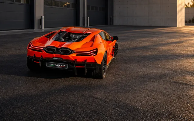 V12 Lamborghini: 60 років від Miura до Revuelto V12 Lamborghini: 60 років від Miura до Revuelto